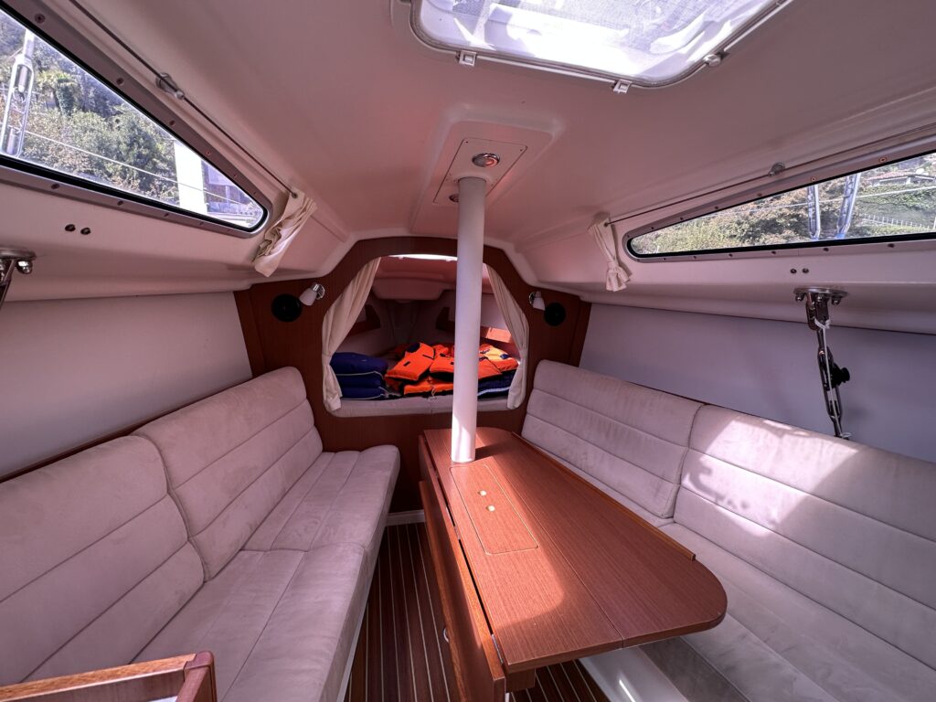Dehler 29 Tramontana der SailCom am Lago Maggiore von innen: Der Salon