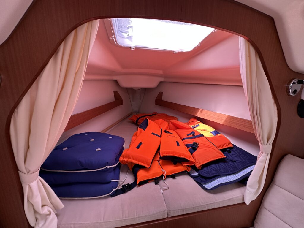 Dehler 29 Tramontana der SailCom am Lago Maggiore von innen: Die Bugkabine mit Platz für zwei Kinder