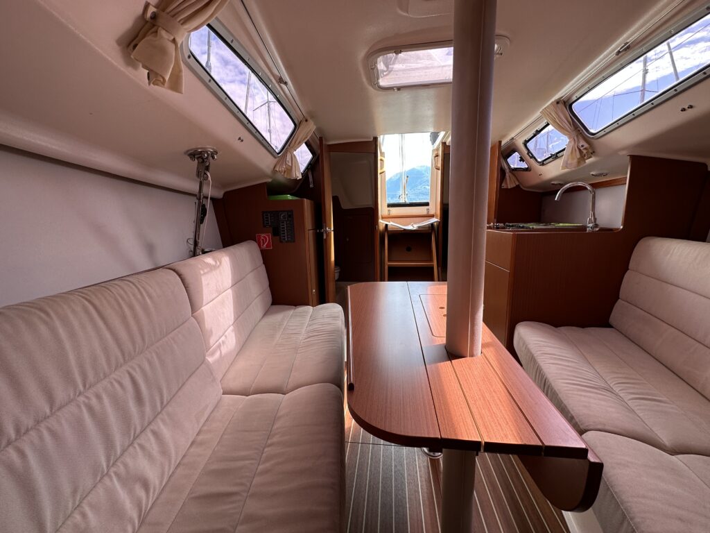 Dehler 29 Tramontana der SailCom am Lago Maggiore von innen: Der Salon mit zwei Liegeplätzen