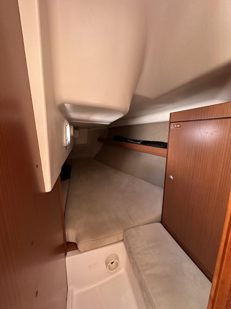 Dehler 29 Tramontana der SailCom am Lago Maggiore von innen: Achterliche Kabine für zwei Personen