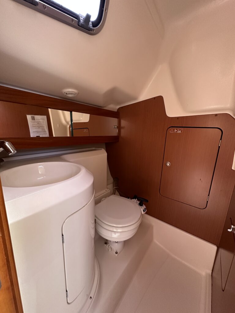Dehler 29 Tramontana der SailCom am Lago Maggiore von innen: Das Bedezimmer mit Waschtisch und WC.
