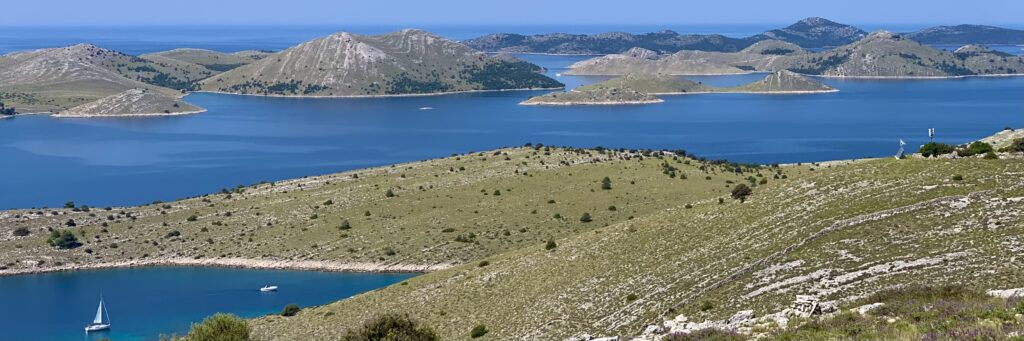 Einsame Ankerbucht inmitten des Inselmeeres vor Mitteldalmatien, Kornaten, Kroatien.