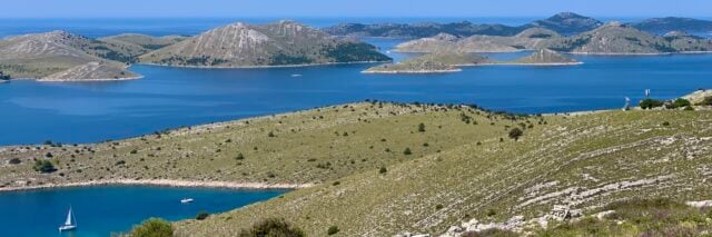 Einsame Ankerbucht inmitten des Inselmeeres vor Mitteldalmatien, Kornaten, Kroatien.