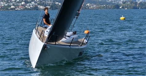 Einhandsegler am Wind.