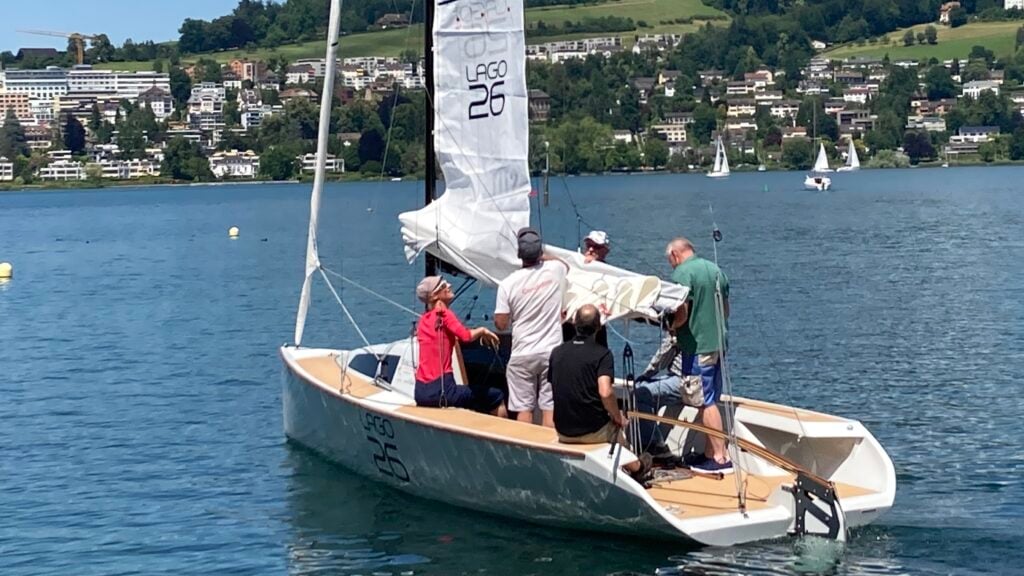 Die SailCom Lago 26 setzt die Segel.