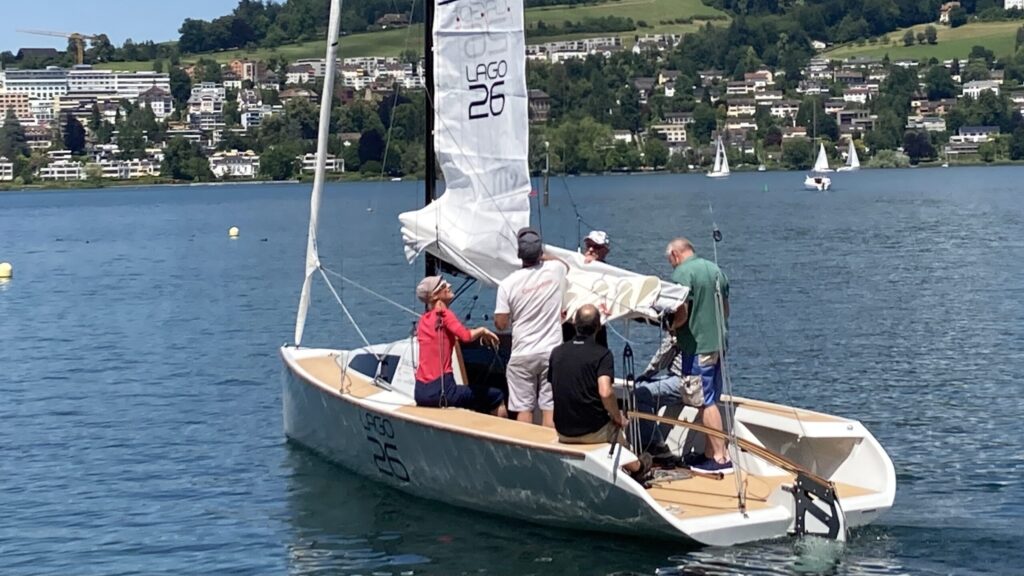 Die SailCom Lago 26 setzt die Segel.